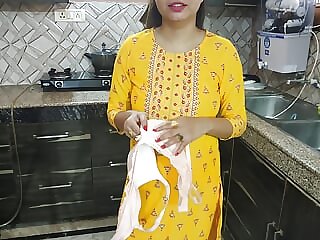 Desi Bhabhi kitchen me khana..
